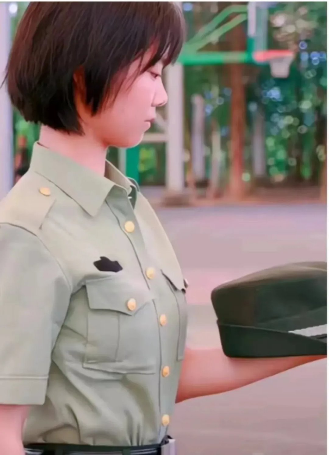 我18岁的女儿考上了军校,全家人都为女儿感到高兴而光荣