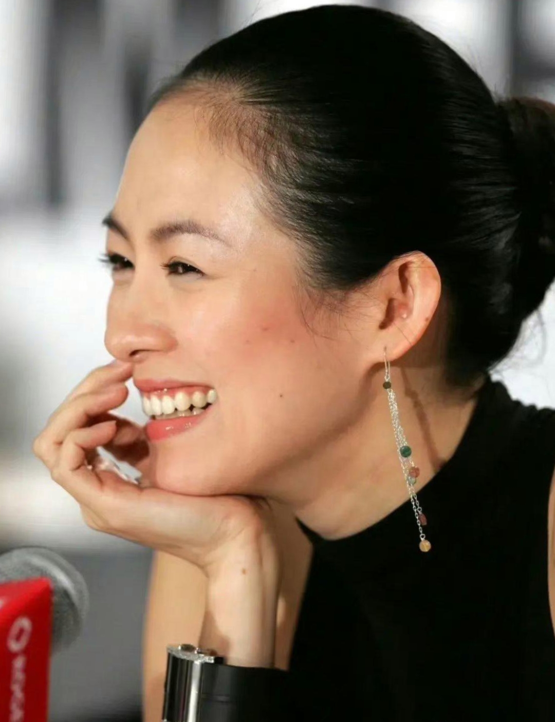 章子怡那如春风拂面的甜美笑容,原本是我目光的焦点.