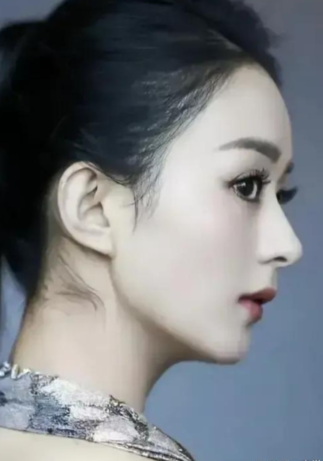 刘亦菲的鼻子,别具一格,却又与她的容颜相得益彰,消除了凌厉之感,徒增