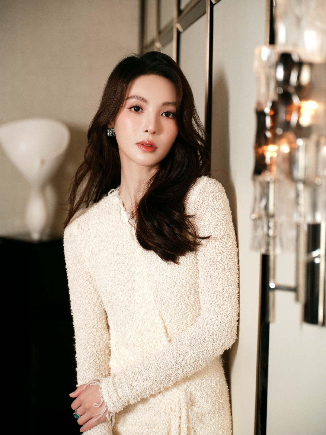 金晨身着一袭米白色毛绒质感长裙,轻柔的面料似为她披上一层柔和光晕