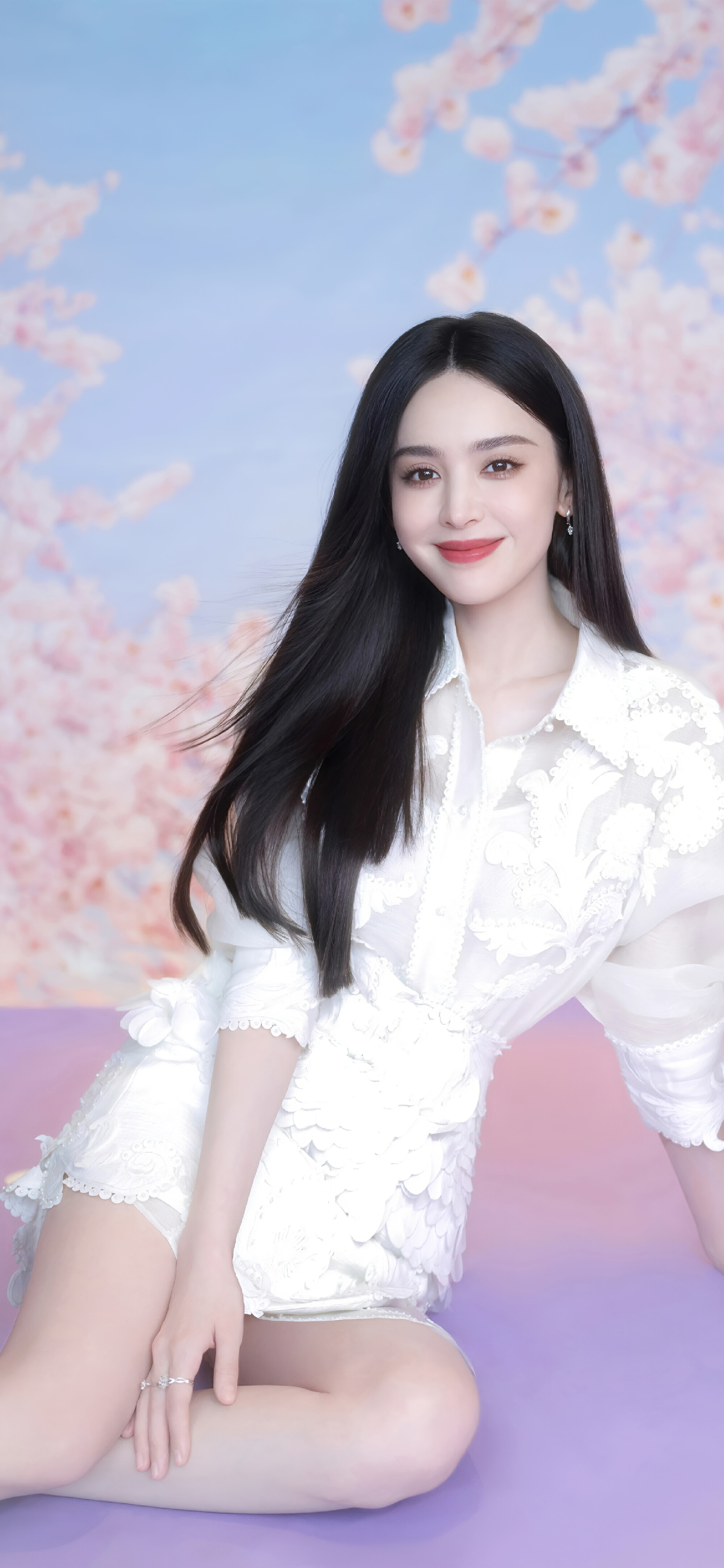 古力娜扎身着绣花白色蕾丝裙,宛如从梦幻中走来的仙子