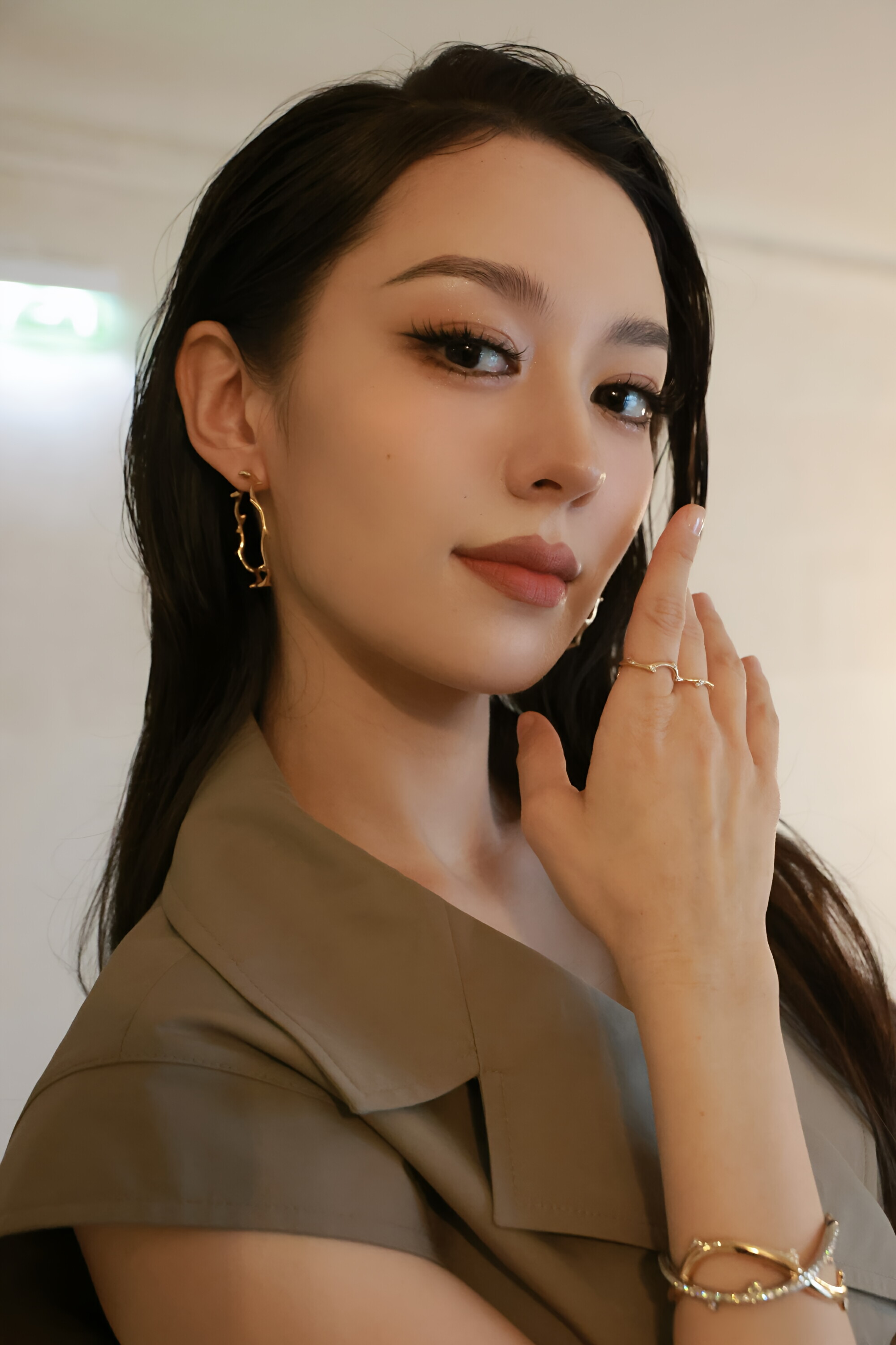 吉娜爱丽丝:镜头前的优雅典范,绝美摆拍令人心动