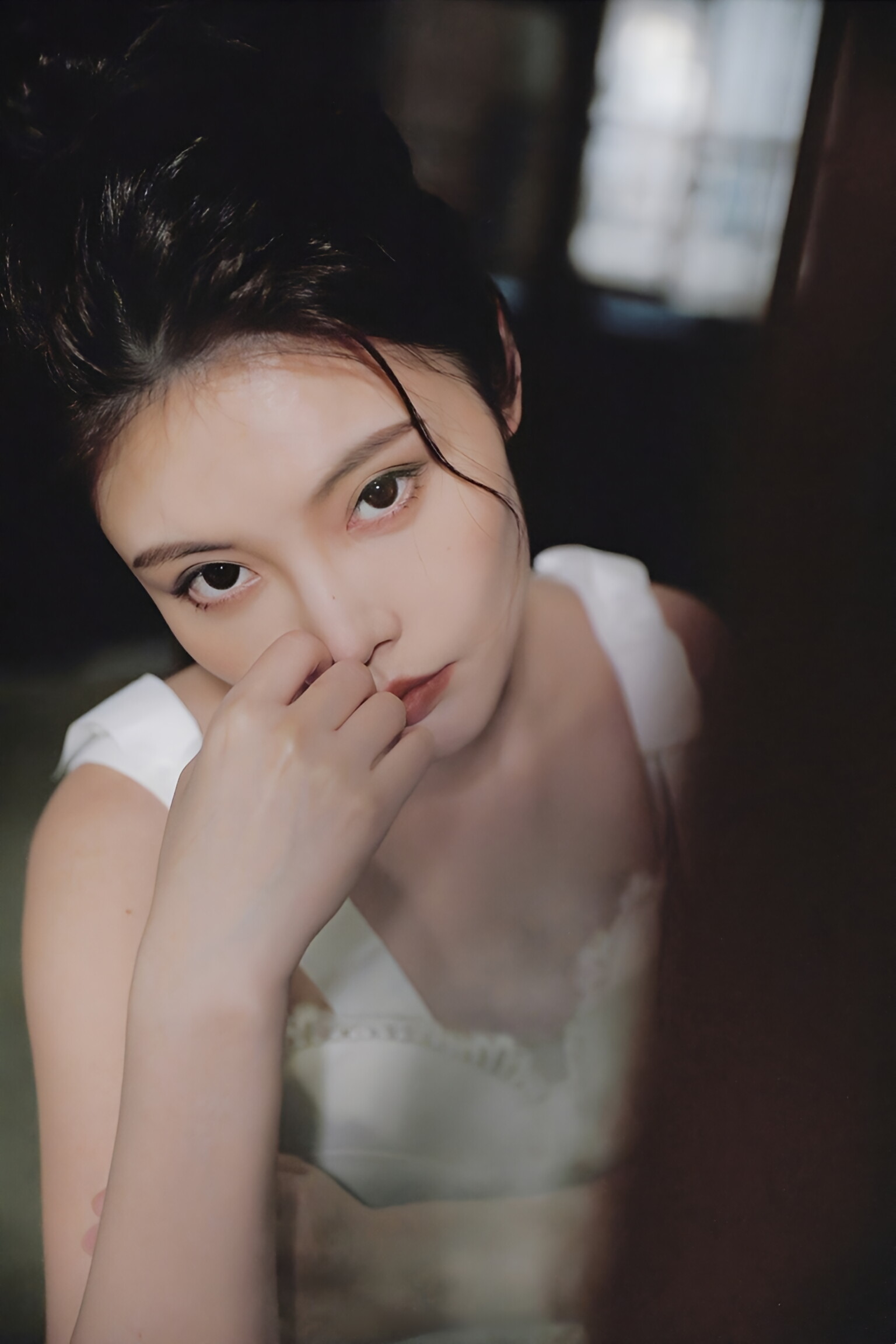 徐冬冬身着一袭白色吊带裙,尽显优雅迷人风姿