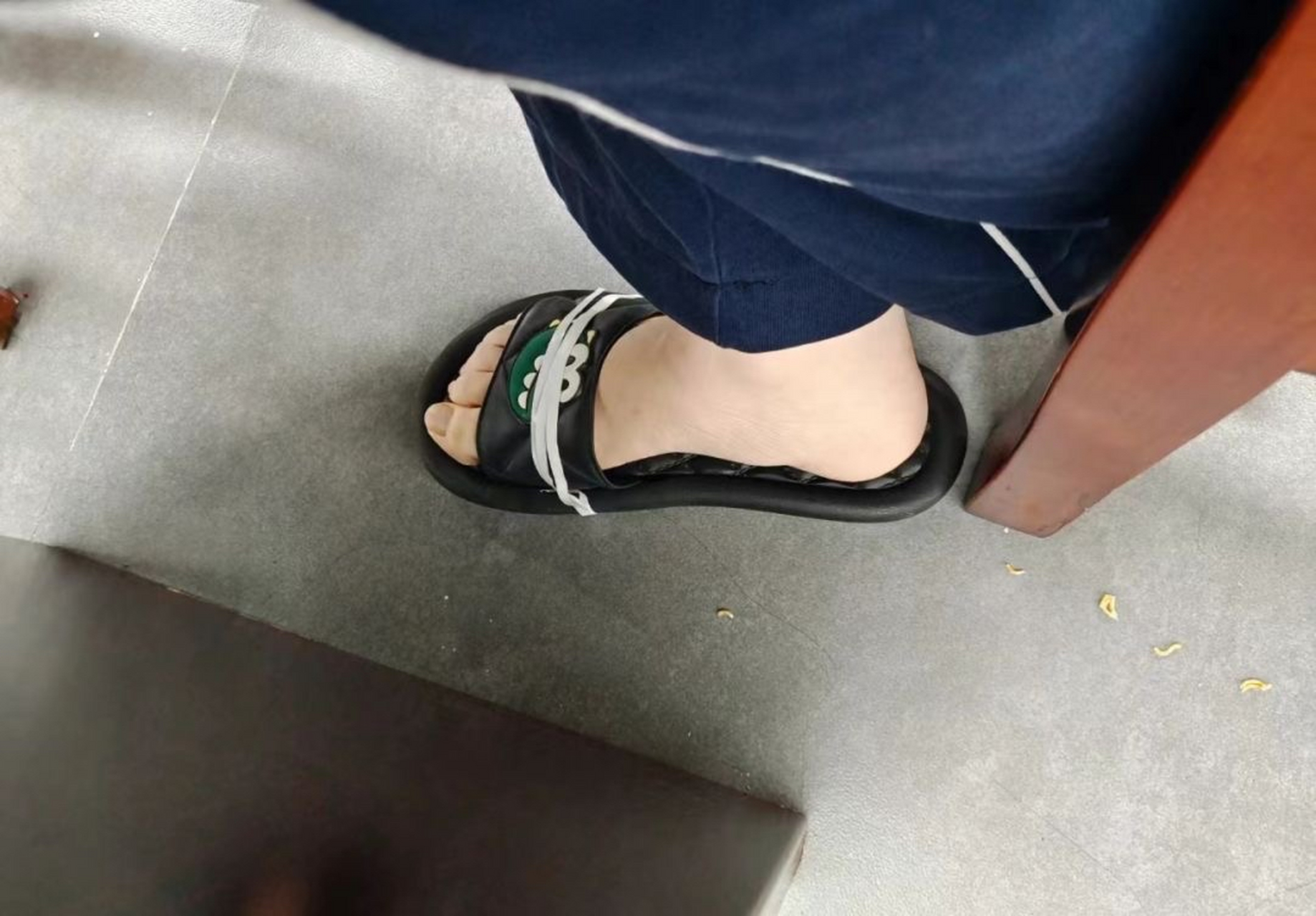 上晚自习上到一半,脚一蹬拖鞋边上开了,狠狠社死,只能用双面胶粘上了