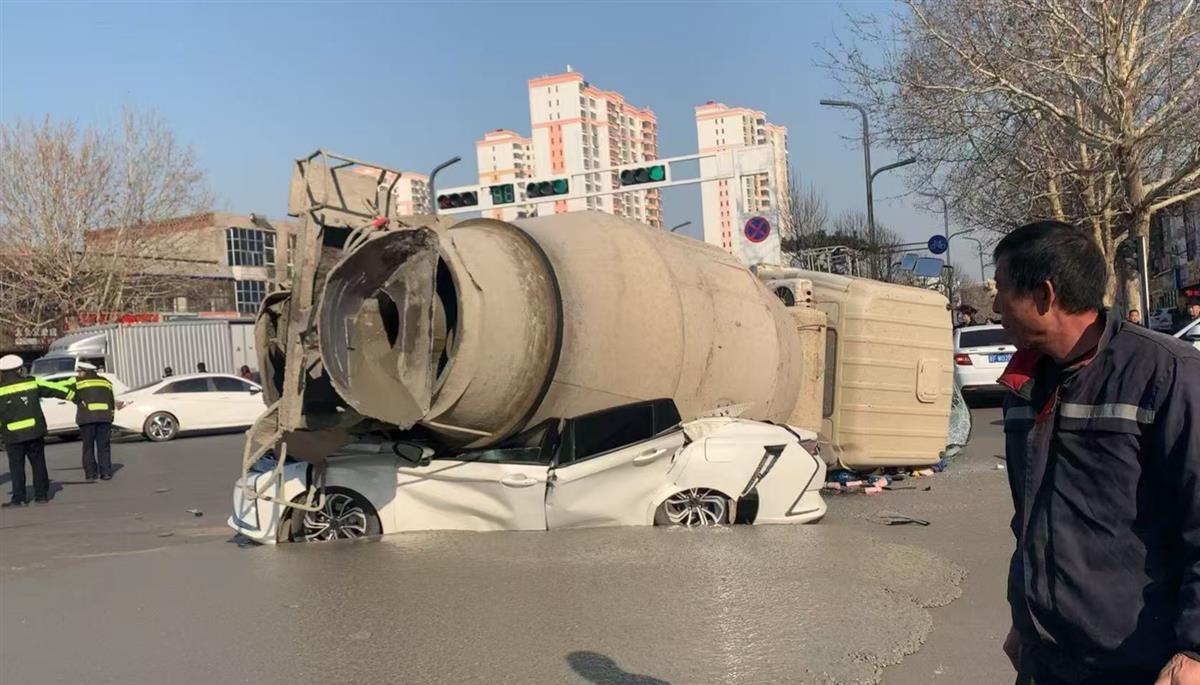 交警提醒大家驾驶车辆到交叉或十字路口时,一定要放慢速度,安全通过