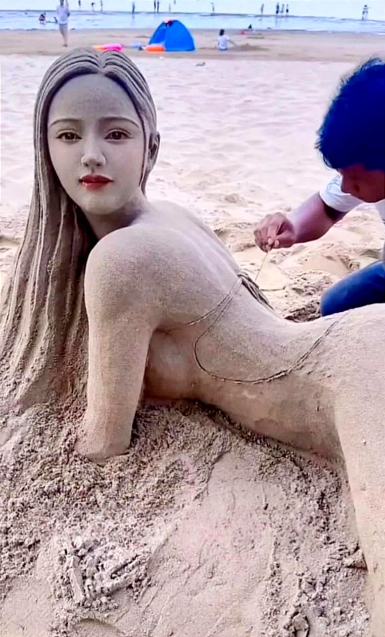 海滩上乍看以为有人对美女不轨,想英雄救美.走近才知是沙雕高手!