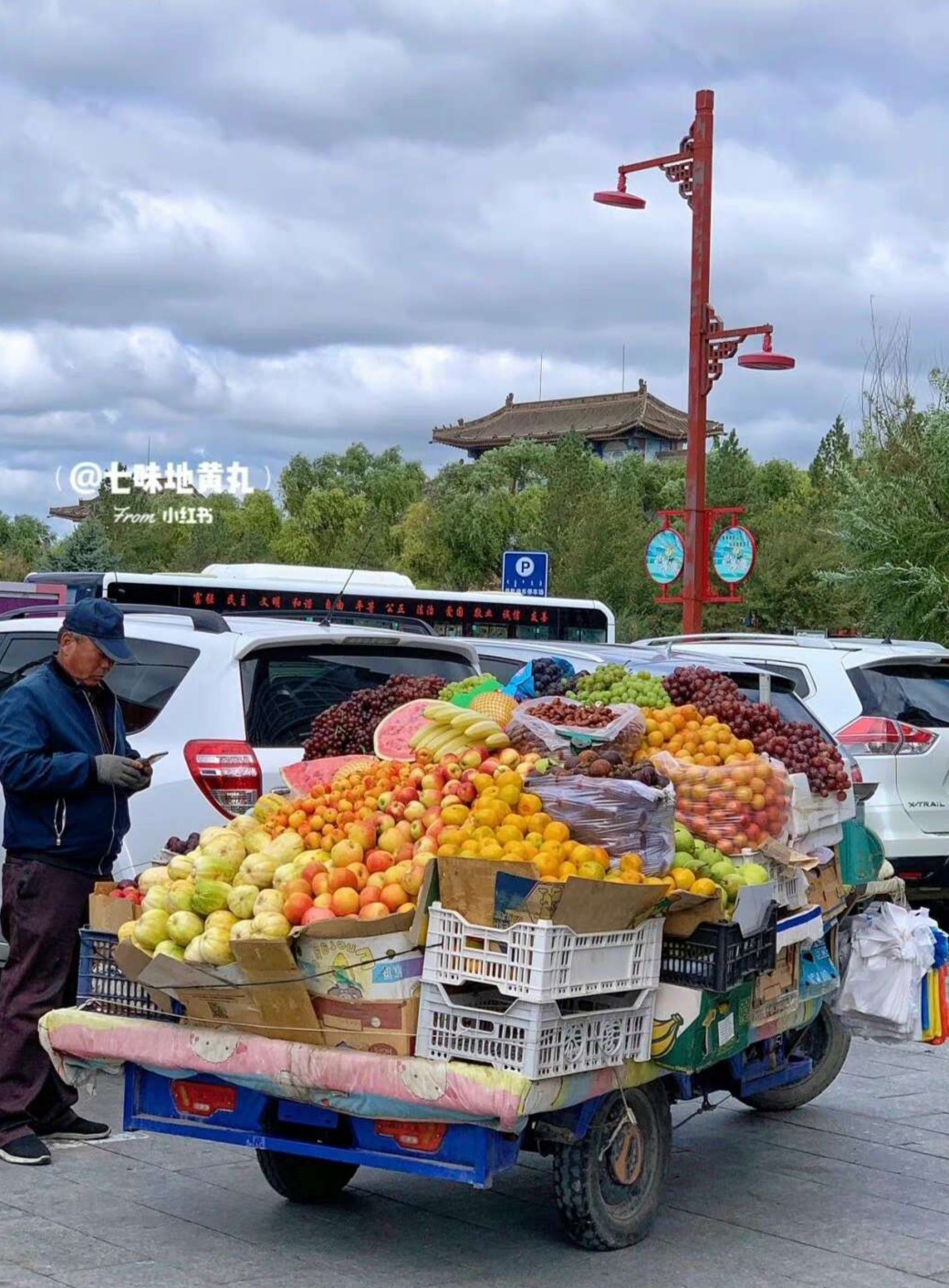 去水果摊买水果,问老板:"这水果甜不甜?" 老板说:"甜,不甜不要钱!