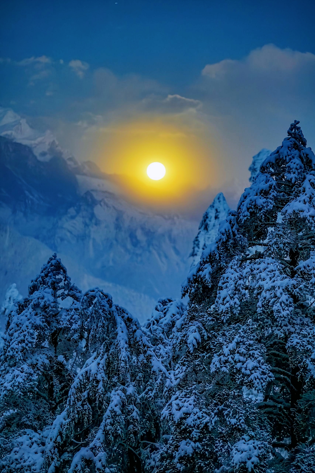 想赏绝美雪山,又想避开人潮?就来王岗坪!