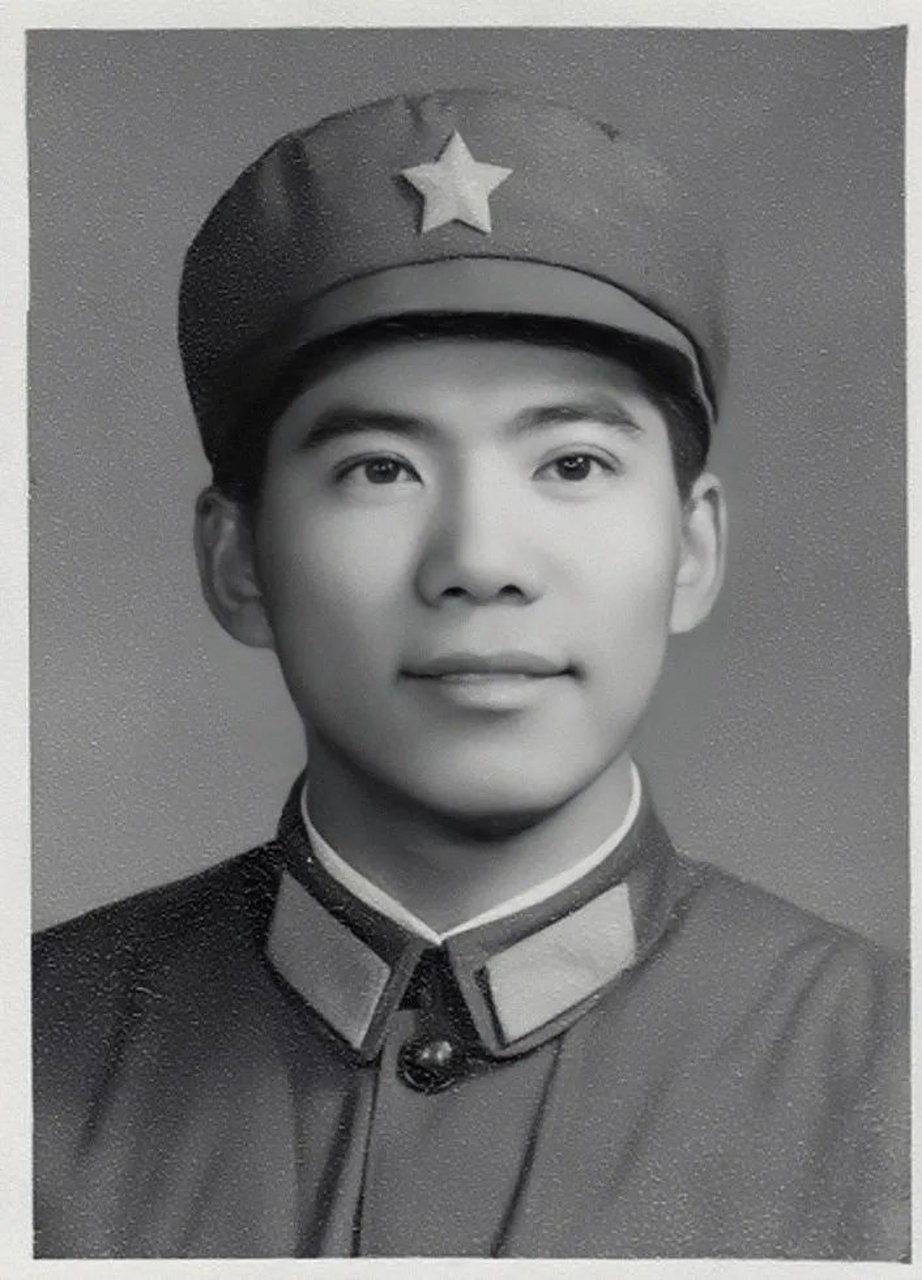 怀旧老照片# 现在都是免冠照,可七十年代的军装证件照,都要求带帽子
