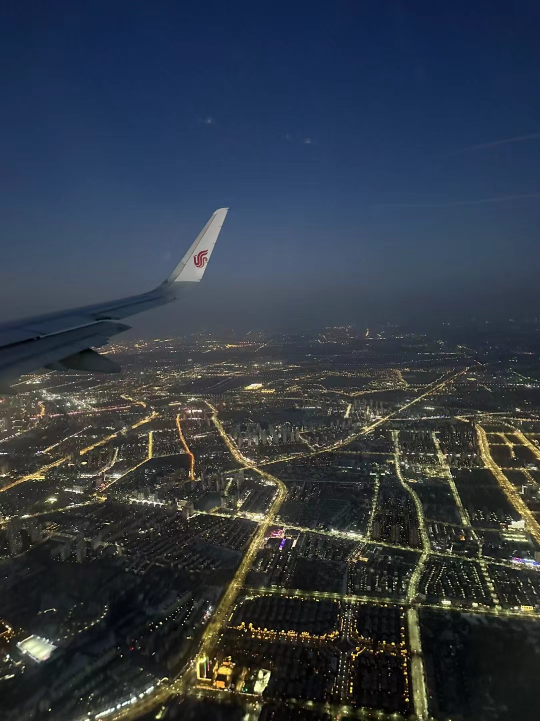 飞机夜晚在空中图片图片