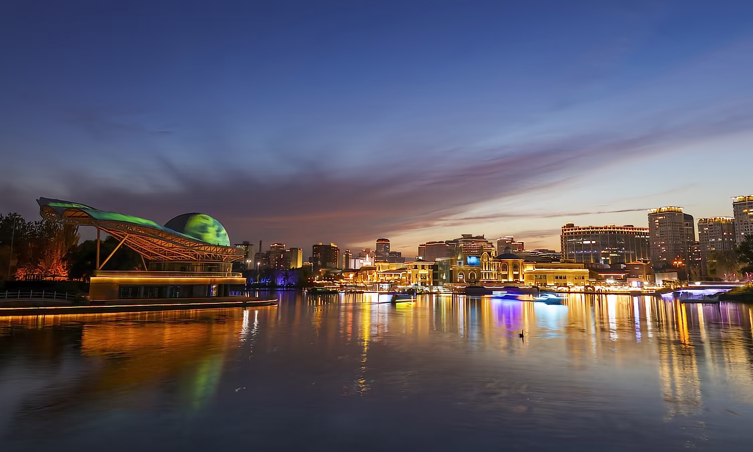 北京朝阳公园夜景,蓝色港湾,恰如其分.