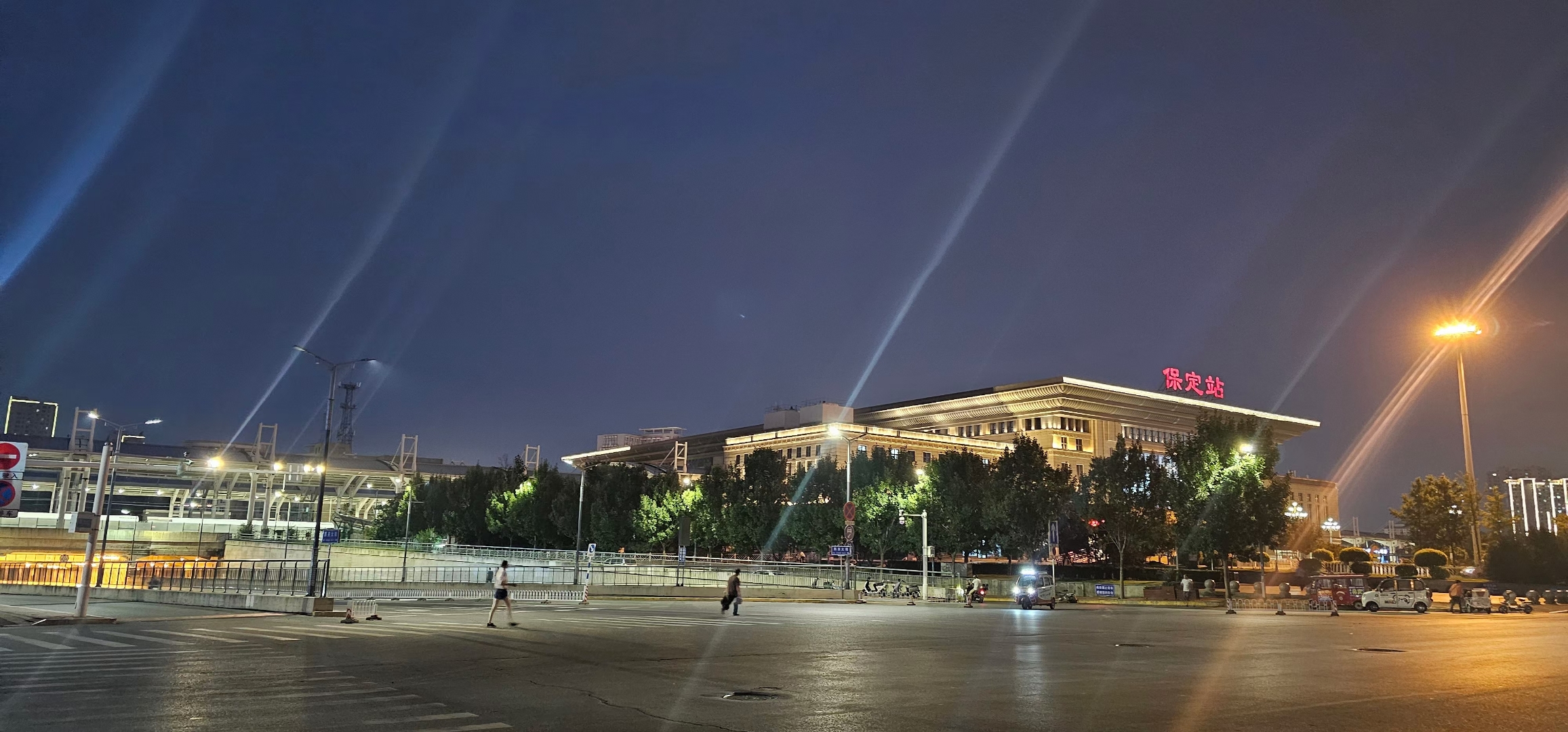 保定火车站夜景图片