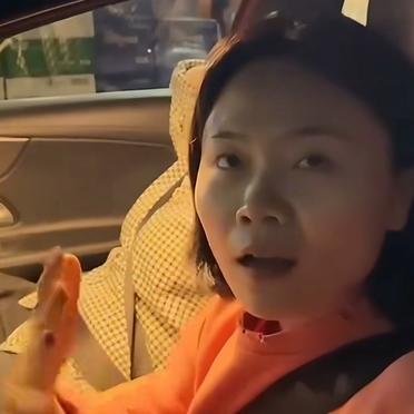 一位女子被交警拦下说她超载了: 交警:你几座车?