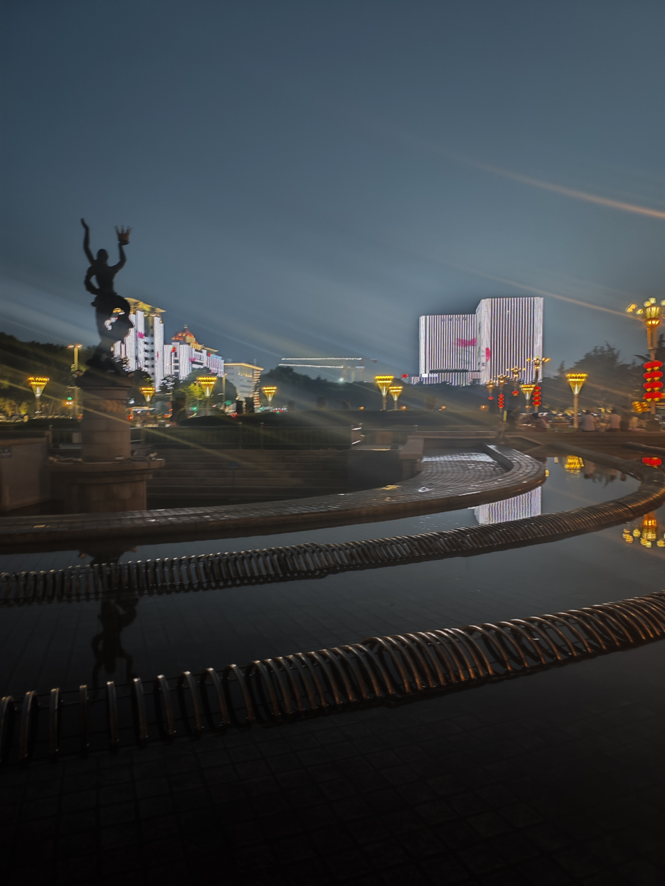 夜幕降临,华灯初上,流光溢彩的街景,让人沉醉.青岛之夜,随手一拍.