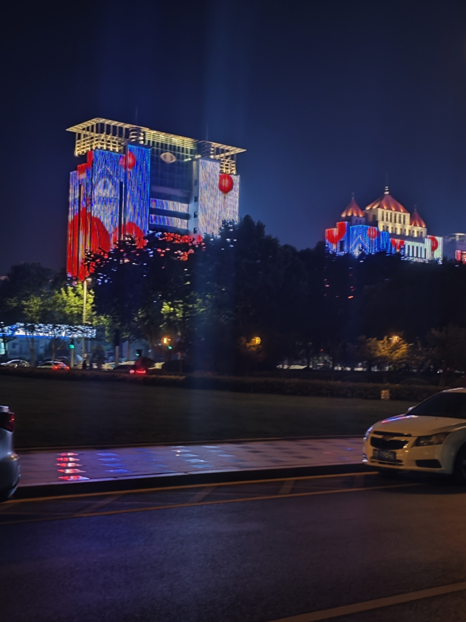 夜幕降临,华灯初上,流光溢彩的街景,让人沉醉.青岛之夜,随手一拍.