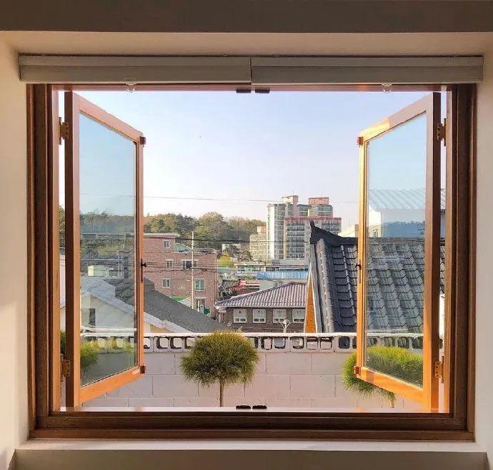 窗外的风景  窗外,是另一个世界.打开窗,微风拂面,阳光洒满房间.