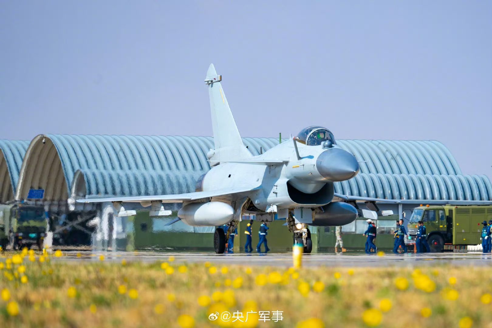 【空军战机和山花同框太浪漫】近日,南部战区空军航空兵某旅组织对抗