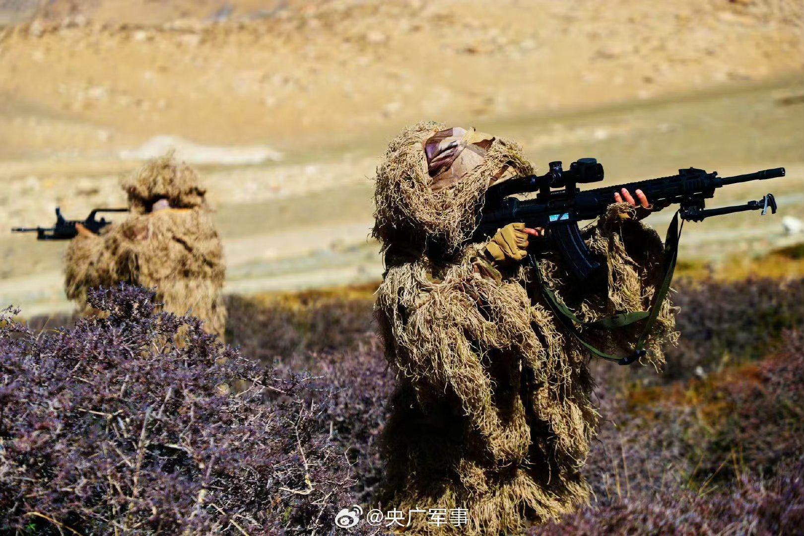 米的雪域高原,陆军第76集团军某旅组织战术演练,锤炼部队遂行任务能力