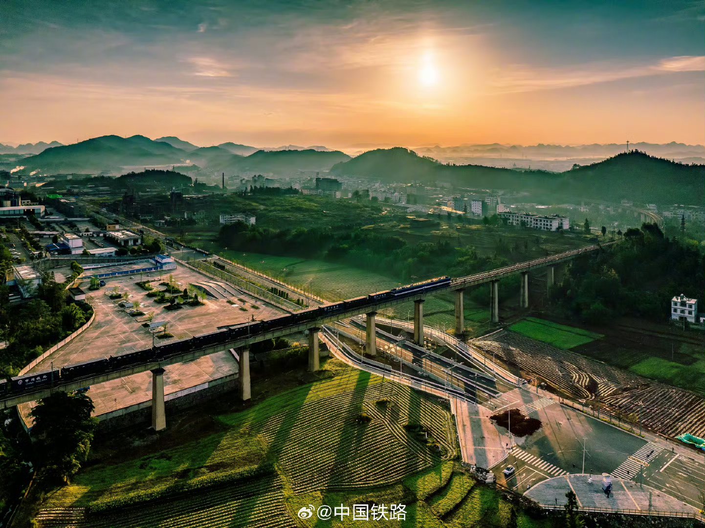 【列车美景同框自带氛围感】近日,南昆铁路沿线的山脉,河流和田野都呈