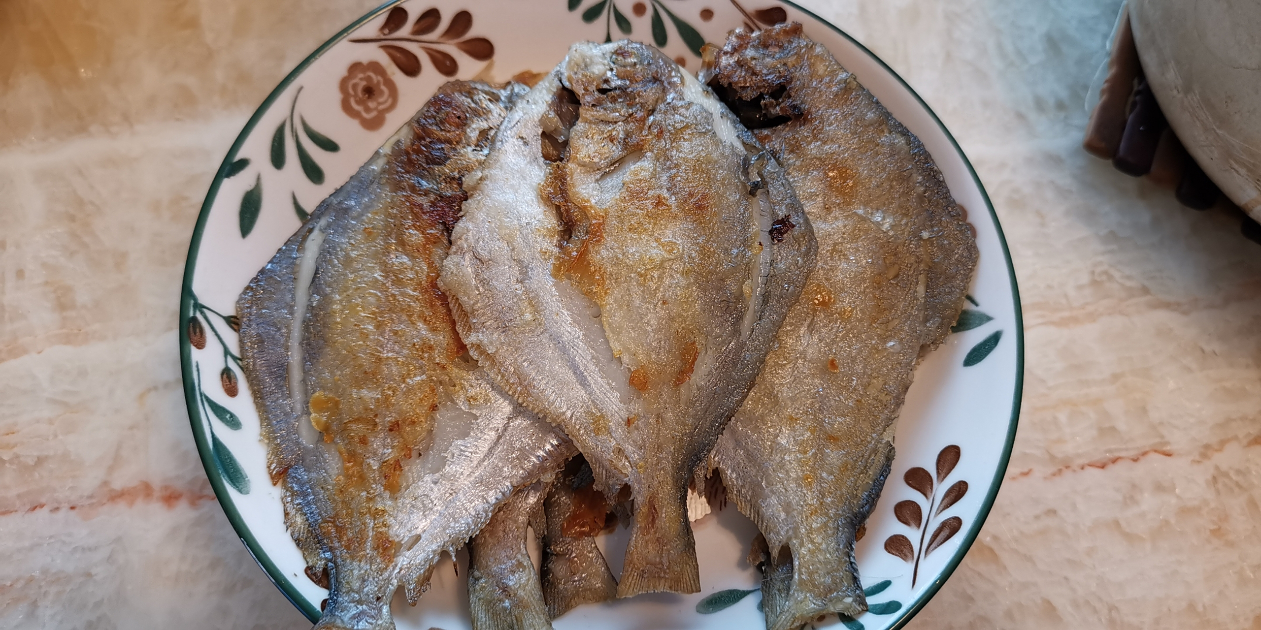 奶爸带娃,亲子二人午餐:石橄榄炖排骨,香煎白鲳鱼,油爆菜心,白鲳鱼煎