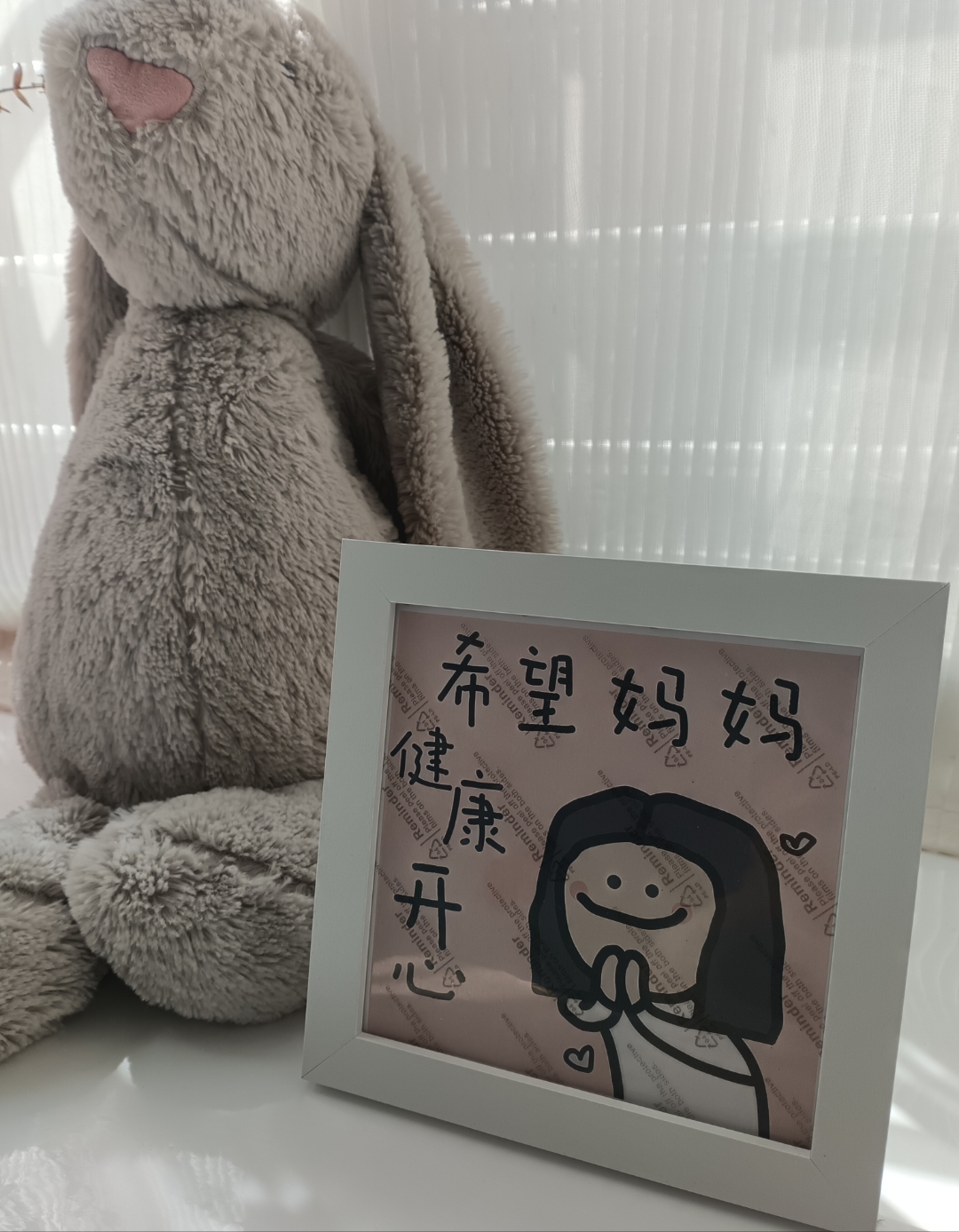 阳光洒满窗台的静谧午后,女儿悄悄将一张精心制作的卡片递到妈妈手中