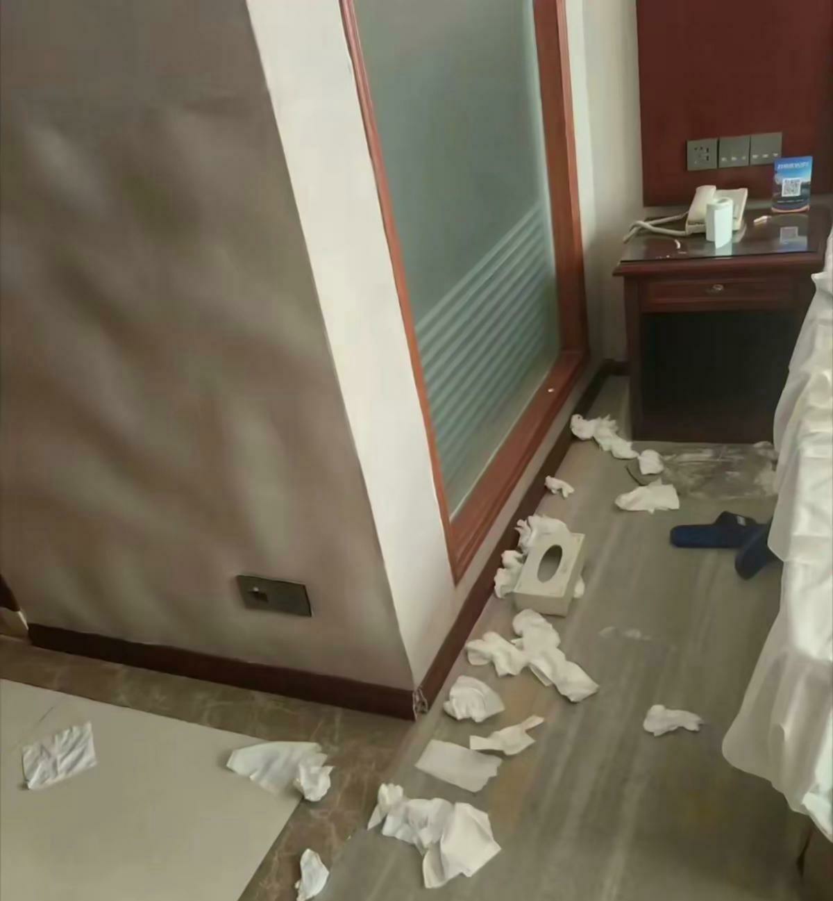 今天登记了一个钟点房,客人刚退房还没来得及打扫,我进去一看,这房间