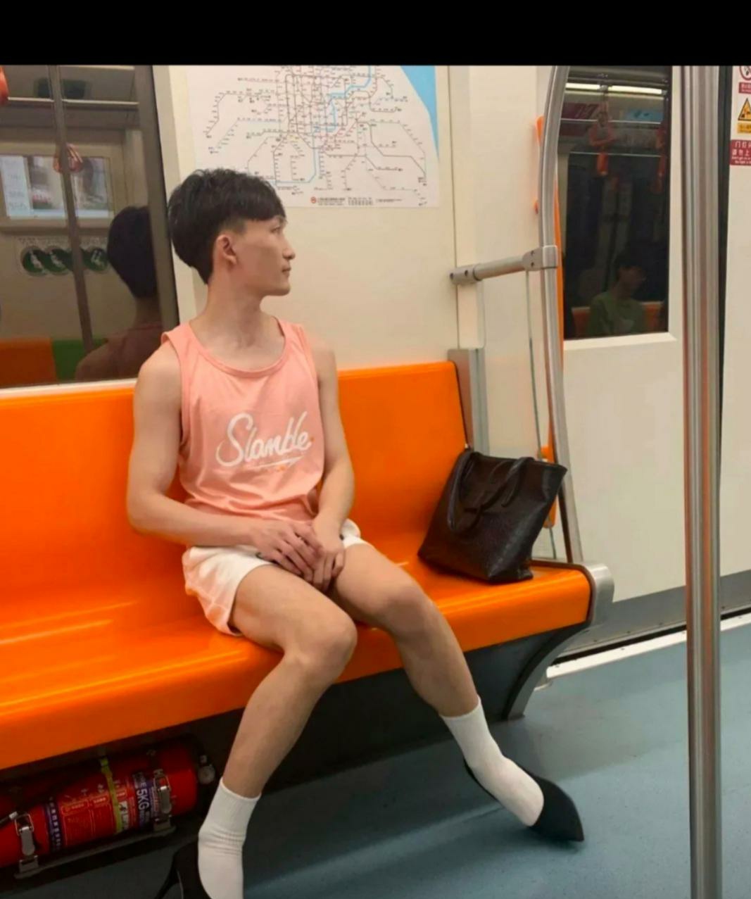 这样精致的打扮如果换成女孩穿一定很漂亮吧.你们觉得呢?