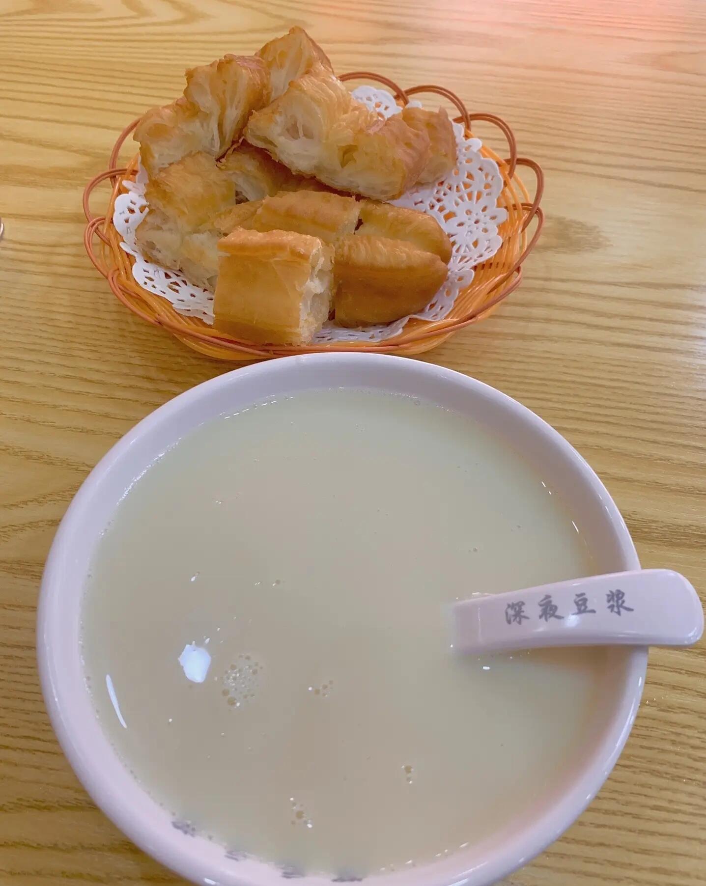油条蘸豆浆,快乐多一倍, 把酥脆泡进温柔里,开启元气一天, 老味道里藏