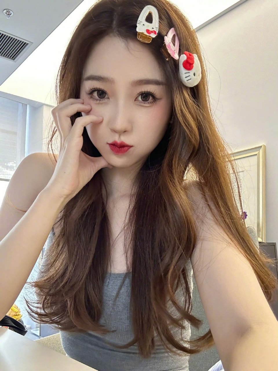 虞书欣棕色的头发,再配上嘟嘴,特别可爱又好看.