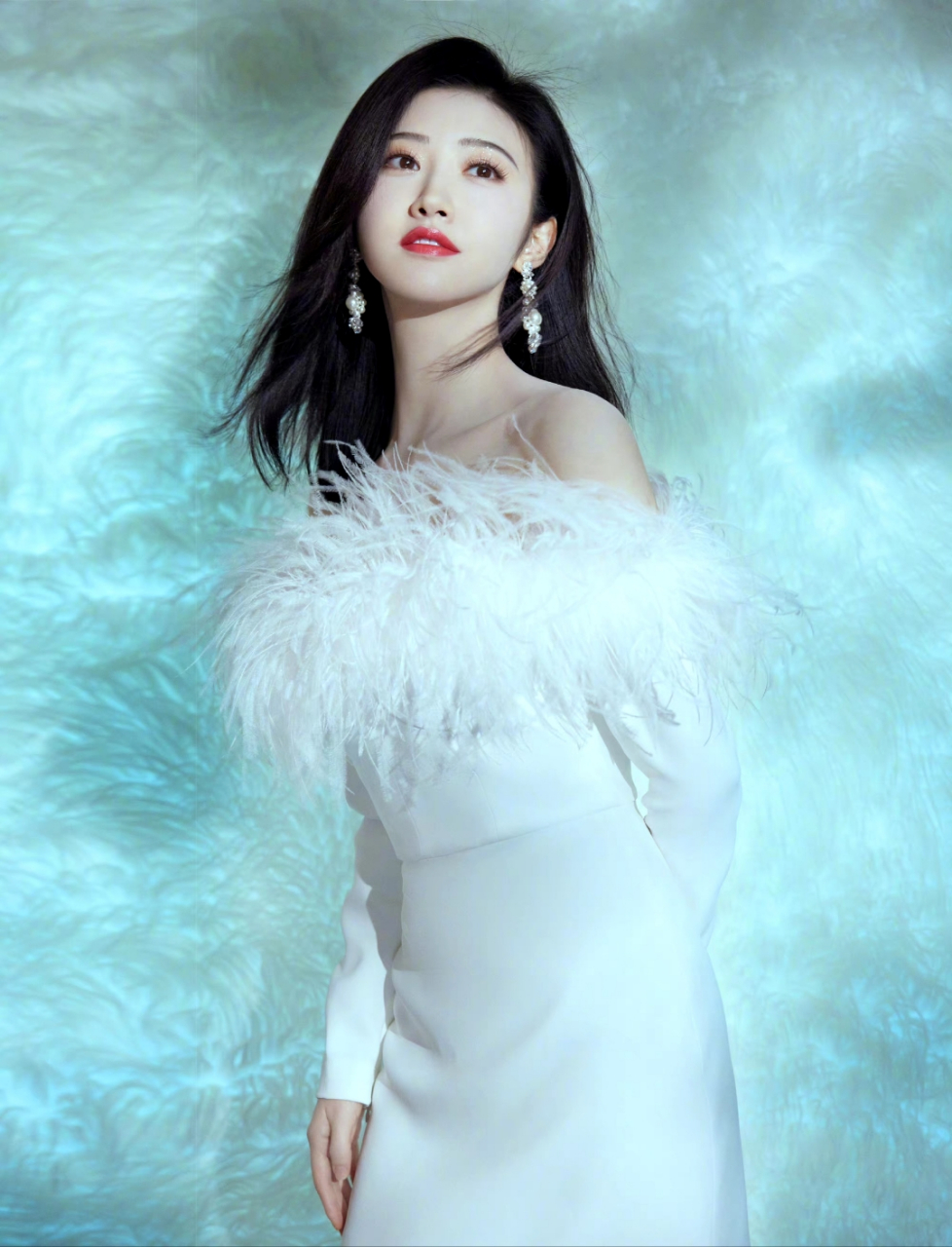 景甜穿白色裙子,再涂抹上口红96,超级好看.