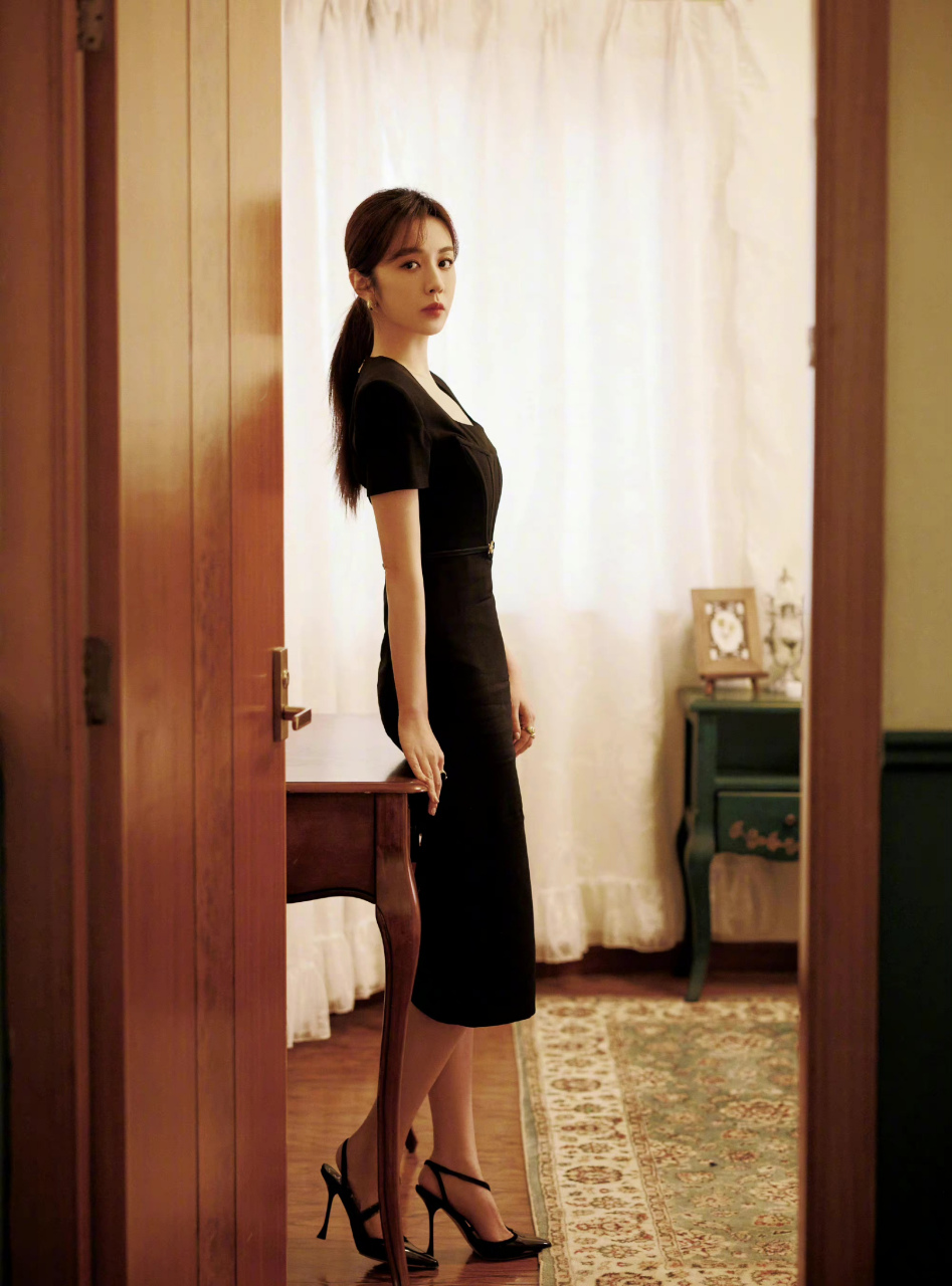 王晓晨穿黑色裙子,优雅美丽.气质不错!