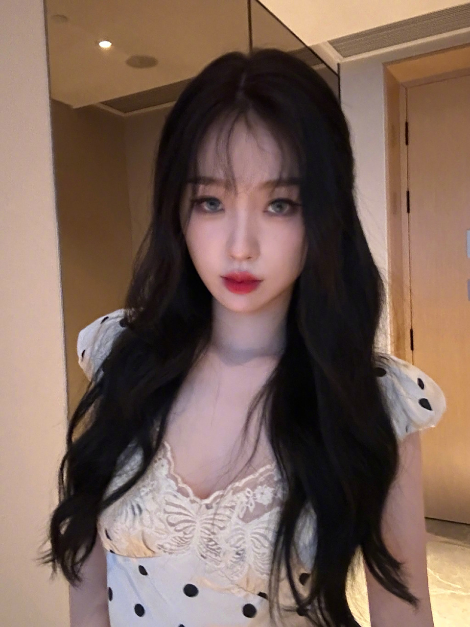 虞书欣穿白色波点裙子时,特别妩媚动人一些