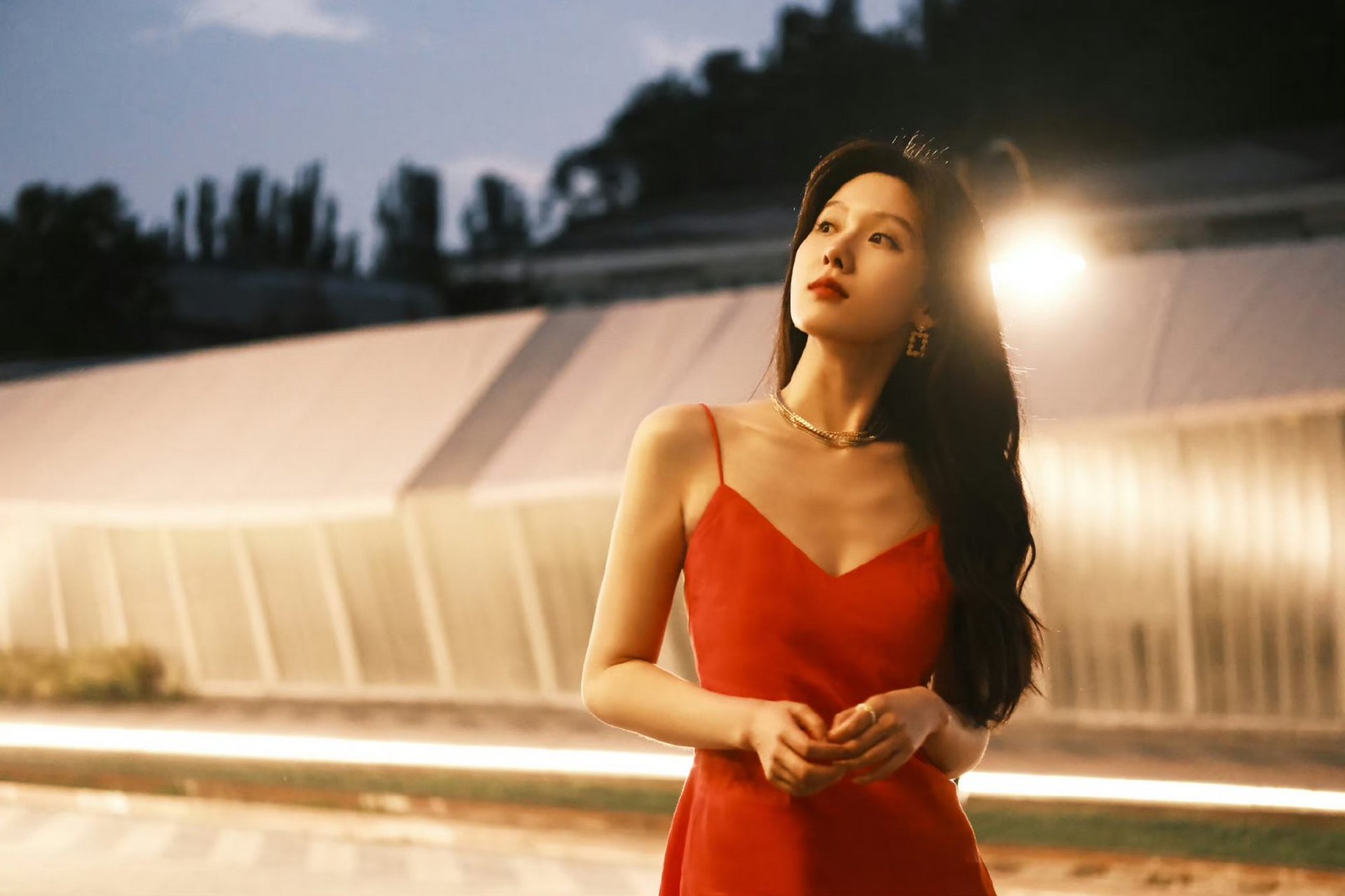 王子璇穿红色裙子时,特别浪漫好看.