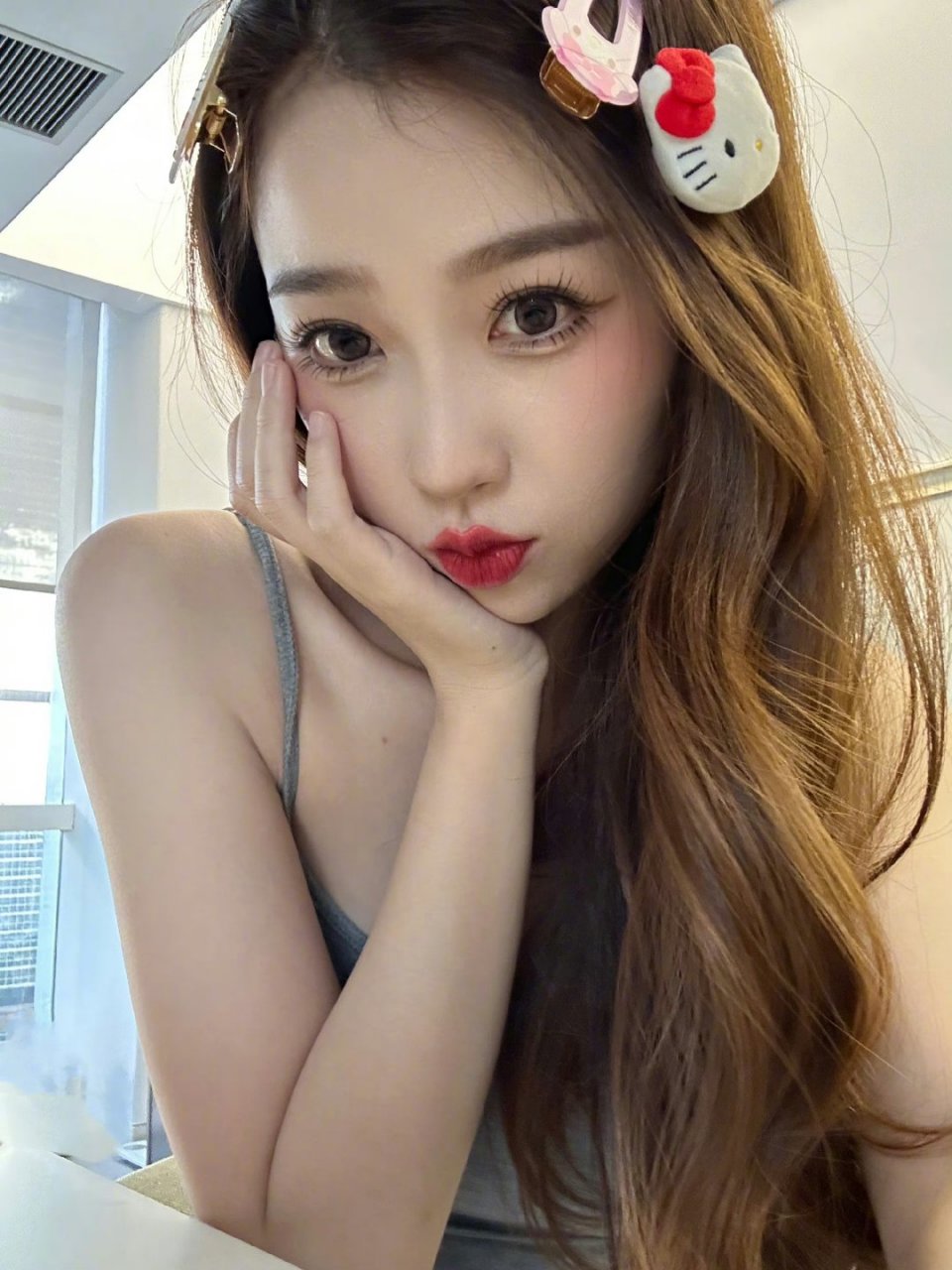 虞书欣棕色的头发,再配上嘟嘴,特别可爱又好看.