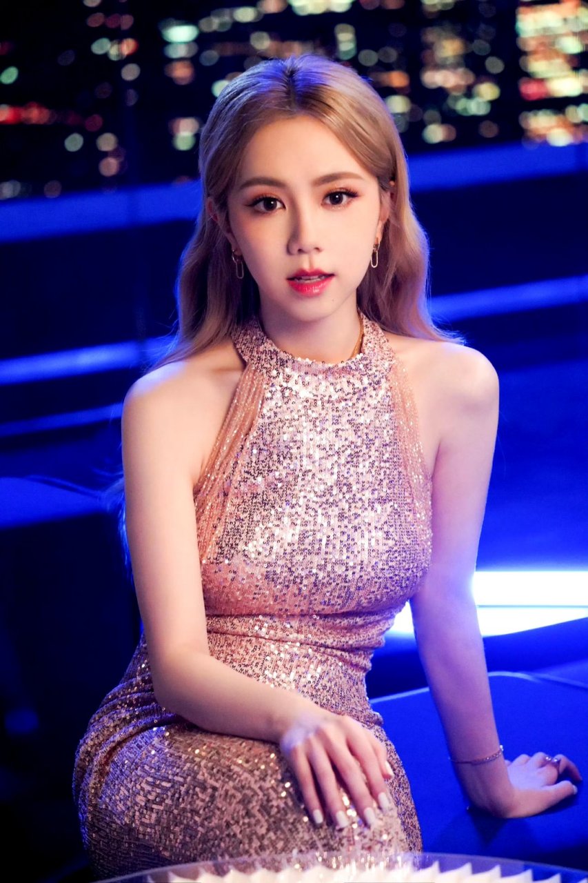 邓紫棋穿亮片裙子时,非常青春洋溢,好美.