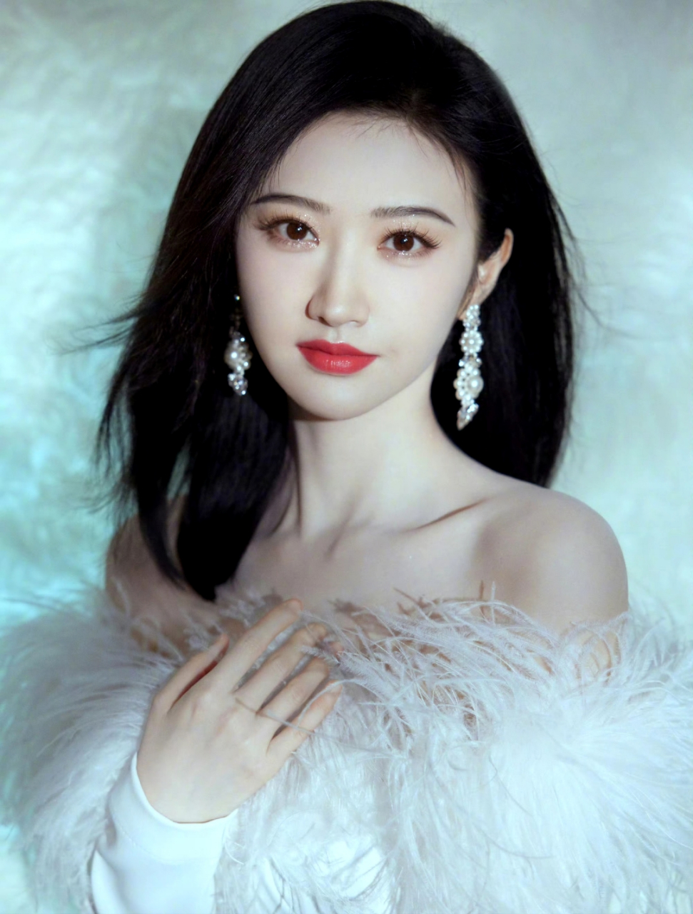 景甜穿白色裙子,再涂抹上口红96,超级好看.