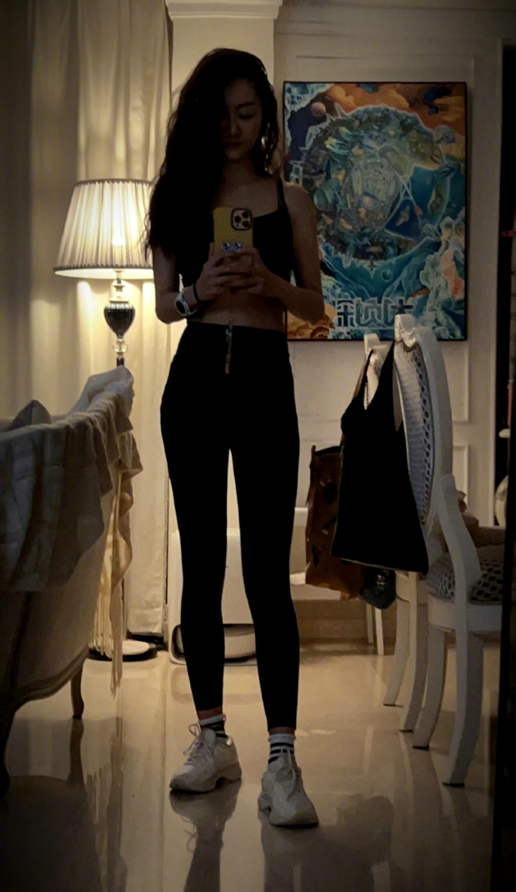 杨蓉在家里散着发,运动的样子,特别漂亮.