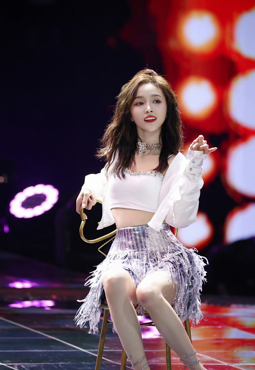 吴宣仪跳凳子舞,超级酷.是天花板的美.