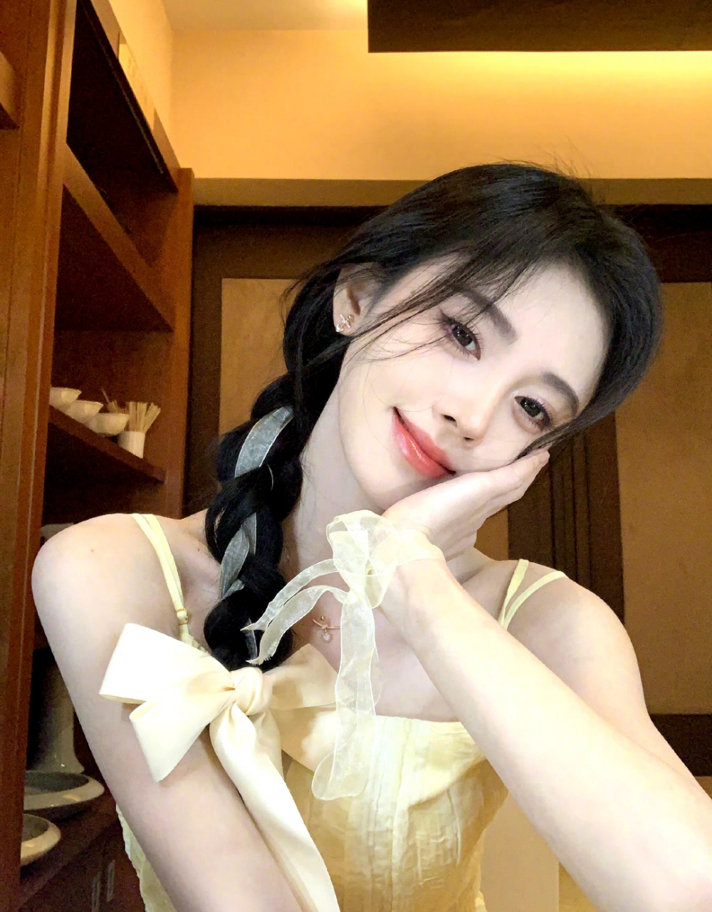 鞠婧祎穿黄色裙子时,美的很动人.