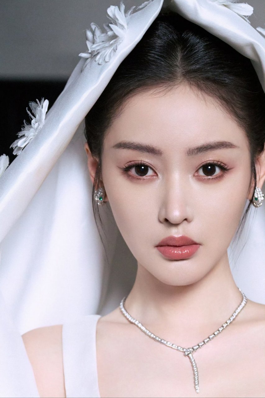 张天爱穿白色裙子时,特别温柔漂亮.