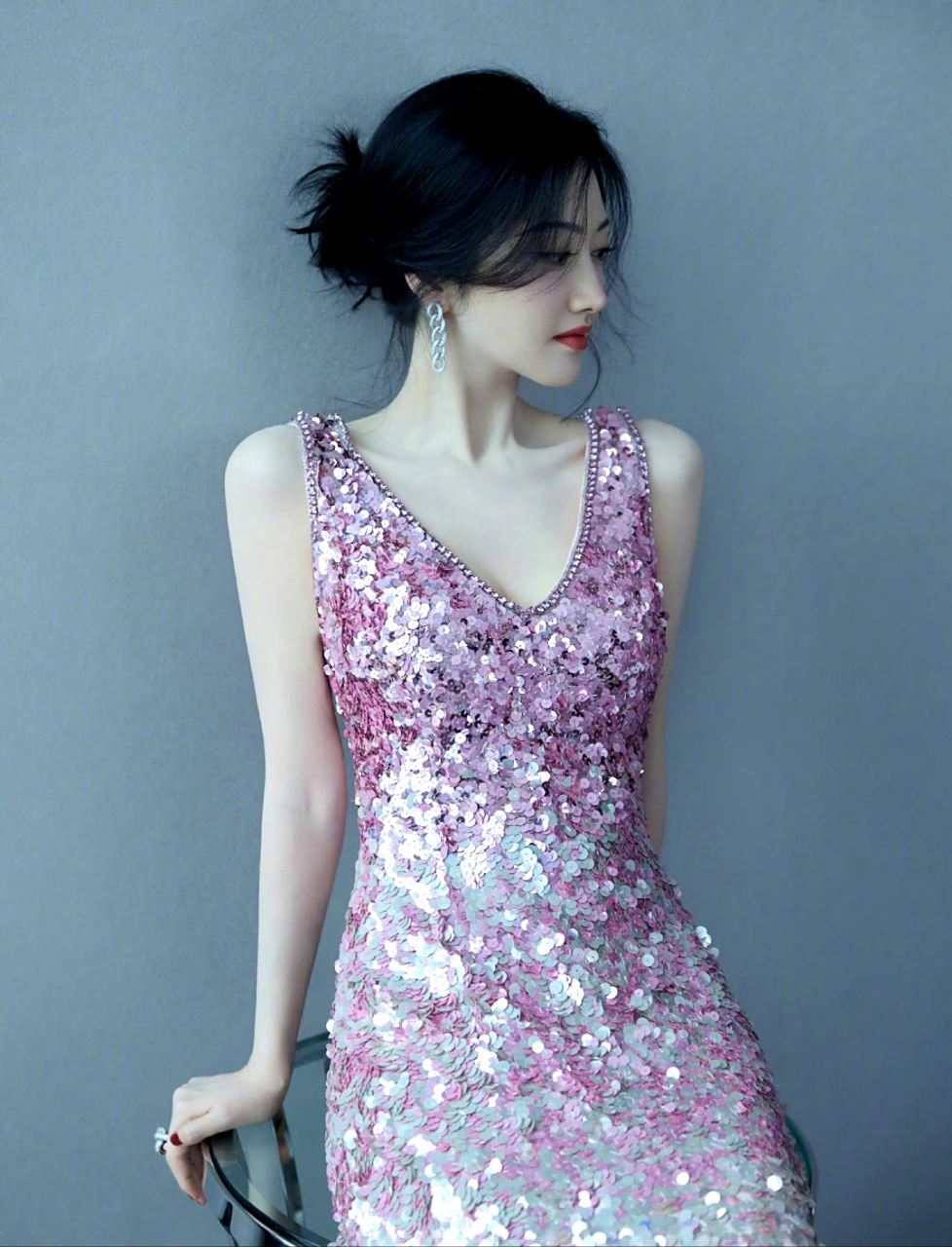 景甜穿亮片裙子时,侧颜绝美.