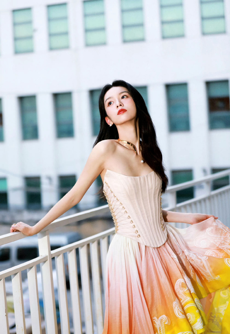 周也穿上这件拼色裙子时,显得特别好看又温柔.