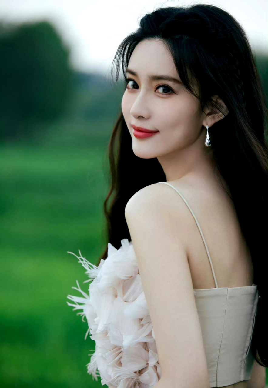 孟子义穿裙子在户外拍照,超级显温柔又漂亮.