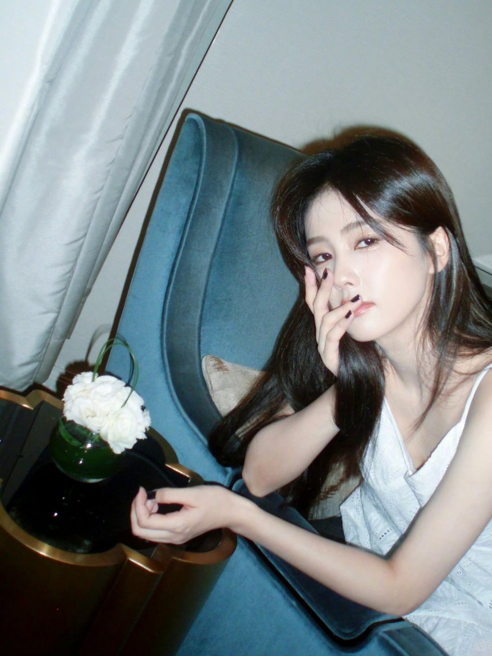 白鹿穿白色裙子时,显得她做的指甲,特别好看.