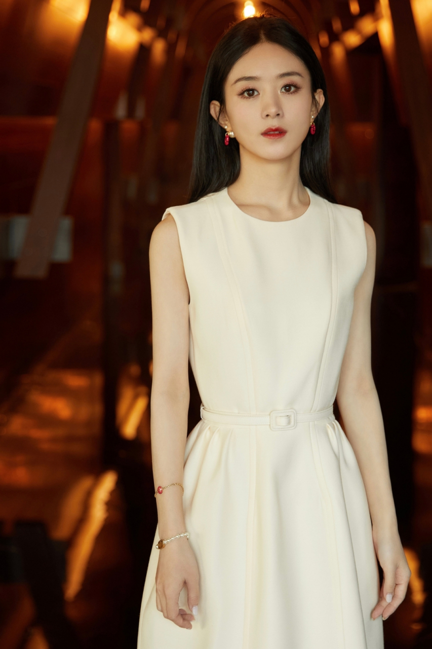 赵丽颖穿无袖白色裙子时,美若天仙,漂亮极了.