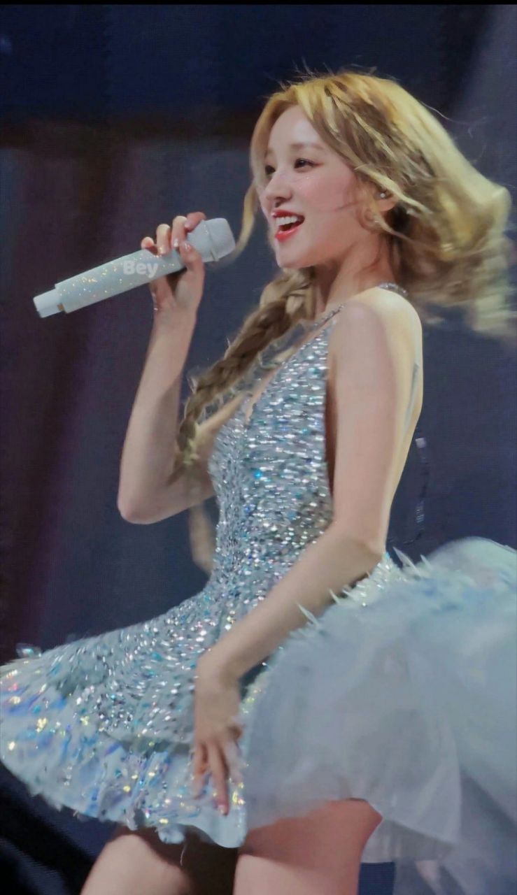 宋雨琦穿亮片裙子时,特别美丽动人.