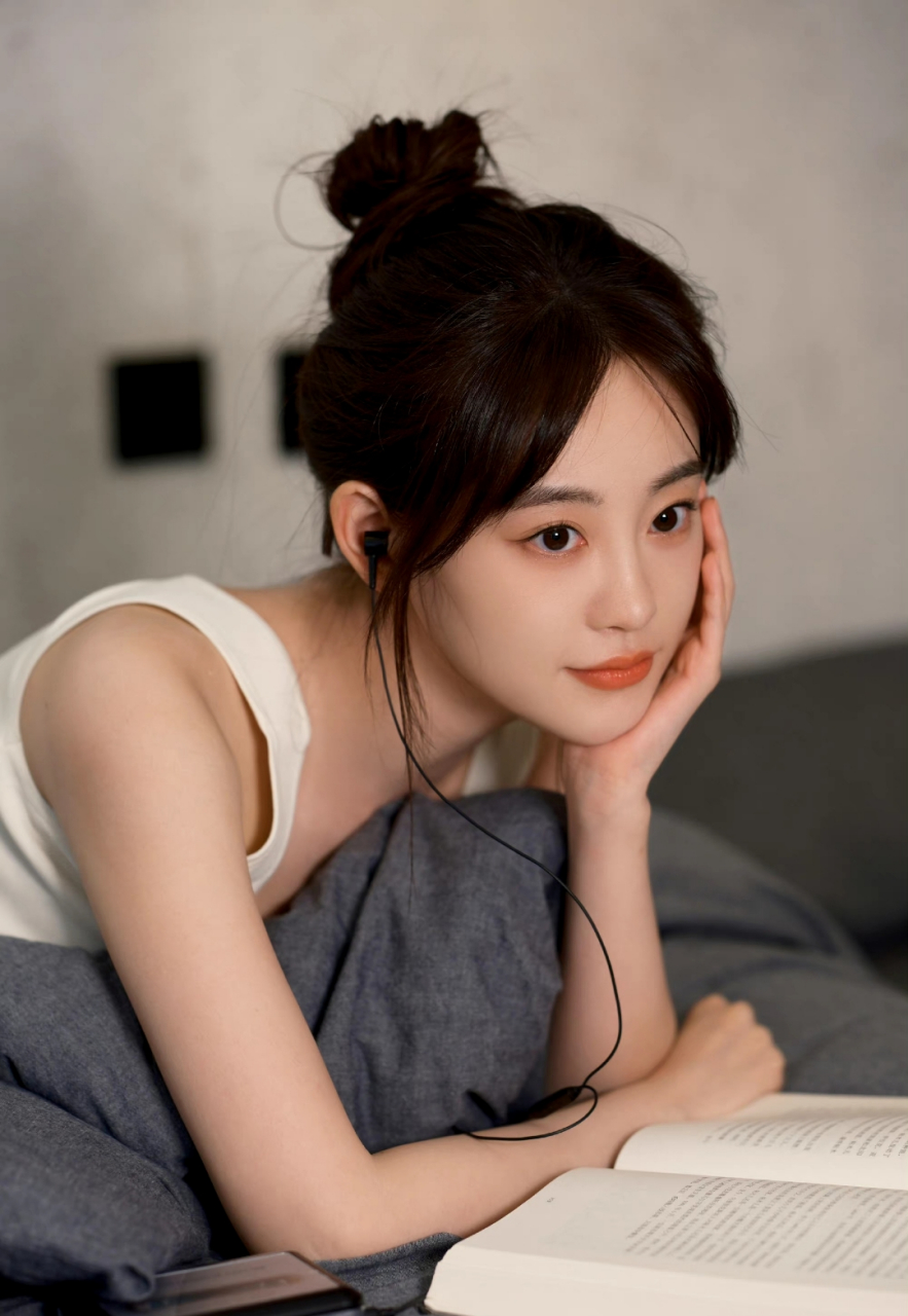 祝绪丹扎一个丸子头,特别可可爱爱,也好温柔.