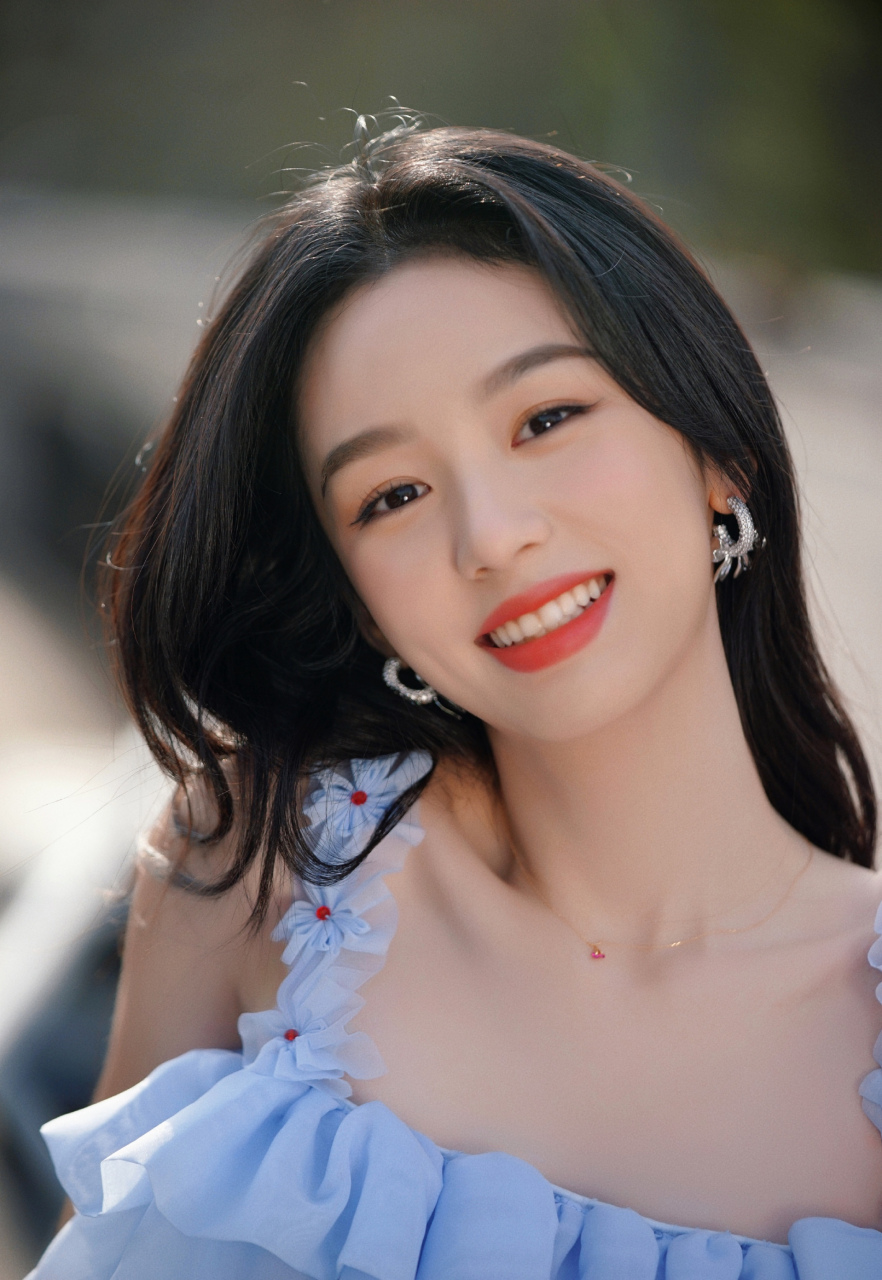 周也涂抹着口红,穿蓝色裙子时,特别显温柔优雅的气质,真漂亮.