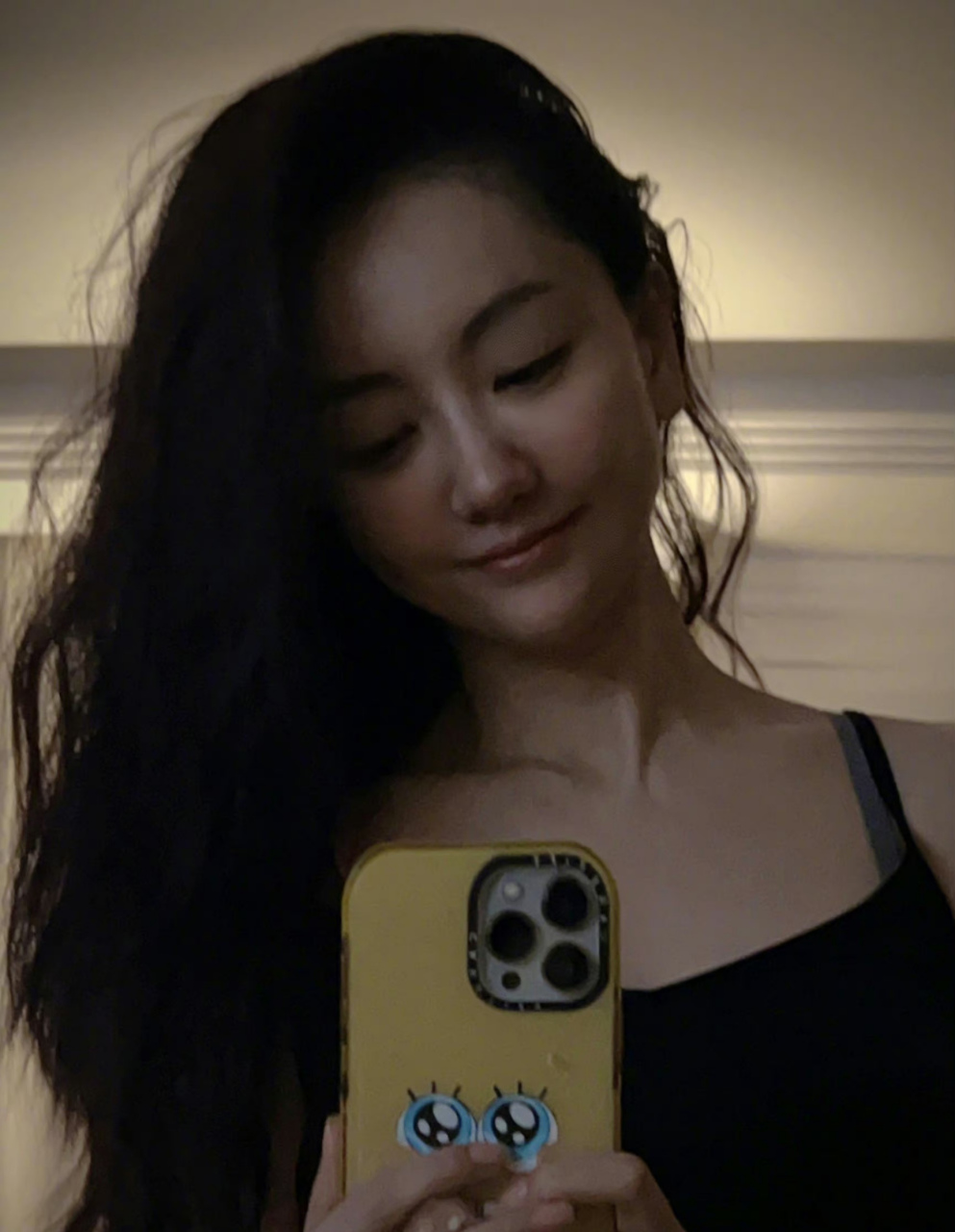 杨蓉在家里散着发,运动的样子,特别漂亮.