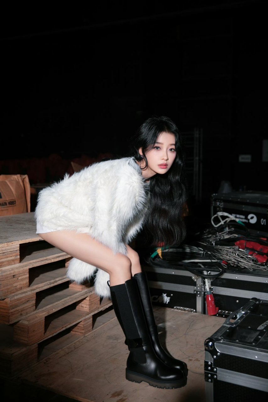 孙怡穿白色上衣,再配上黑色靴子,超温柔又好看 .#百度创作灵感中心